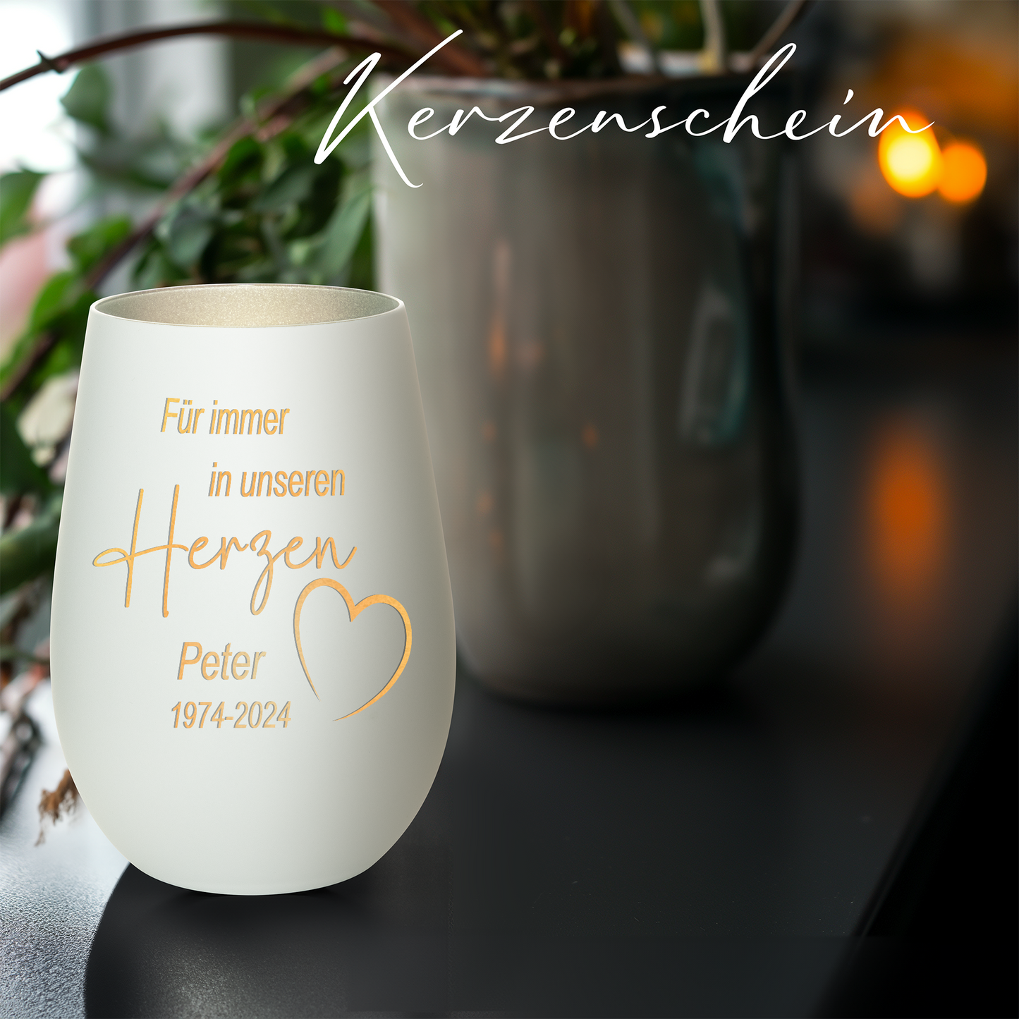 Hochwertiges Glas Windlicht mit Gravur als Trauerlicht "FÜR IMMER IN UNSEREN HERZEN" mit Wunschname in der Farbe Weiß/Silber