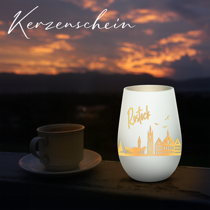Hochwertiges Glas Windlicht mit Gravur "SKYLINE ROSTOCK" in der Farbe Weiß/Silber