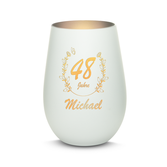 Hochwertiges Glas Windlicht mit Gravur "GEBURTSTAG MIT BLUMENKRANZ" mit Wunschnamen und Datum in der Farbe Weiß/Silber
