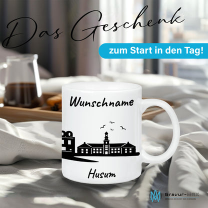 Tasse in Weiß 330ml bedruckt mit der Skyline von Husum personalisierbar mit Wunschname