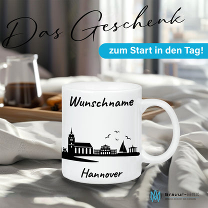 Tasse in Weiß 330ml bedruckt mit der Skyline von Hannover personalisierbar mit Wunschname