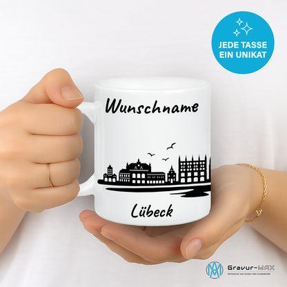 Tasse in Weiß 330ml bedruckt mit der Skyline von Lübeck personalisierbar mit Wunschname