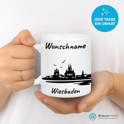 Tasse in Weiß 330ml bedruckt mit der Skyline von Wiesbaden personalisierbar mit Wunschname