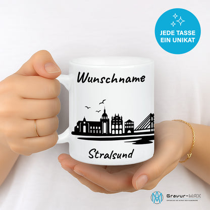 Tasse in Weiß 330ml bedruckt mit der Skyline von Stralsund personalisierbar mit Wunschname